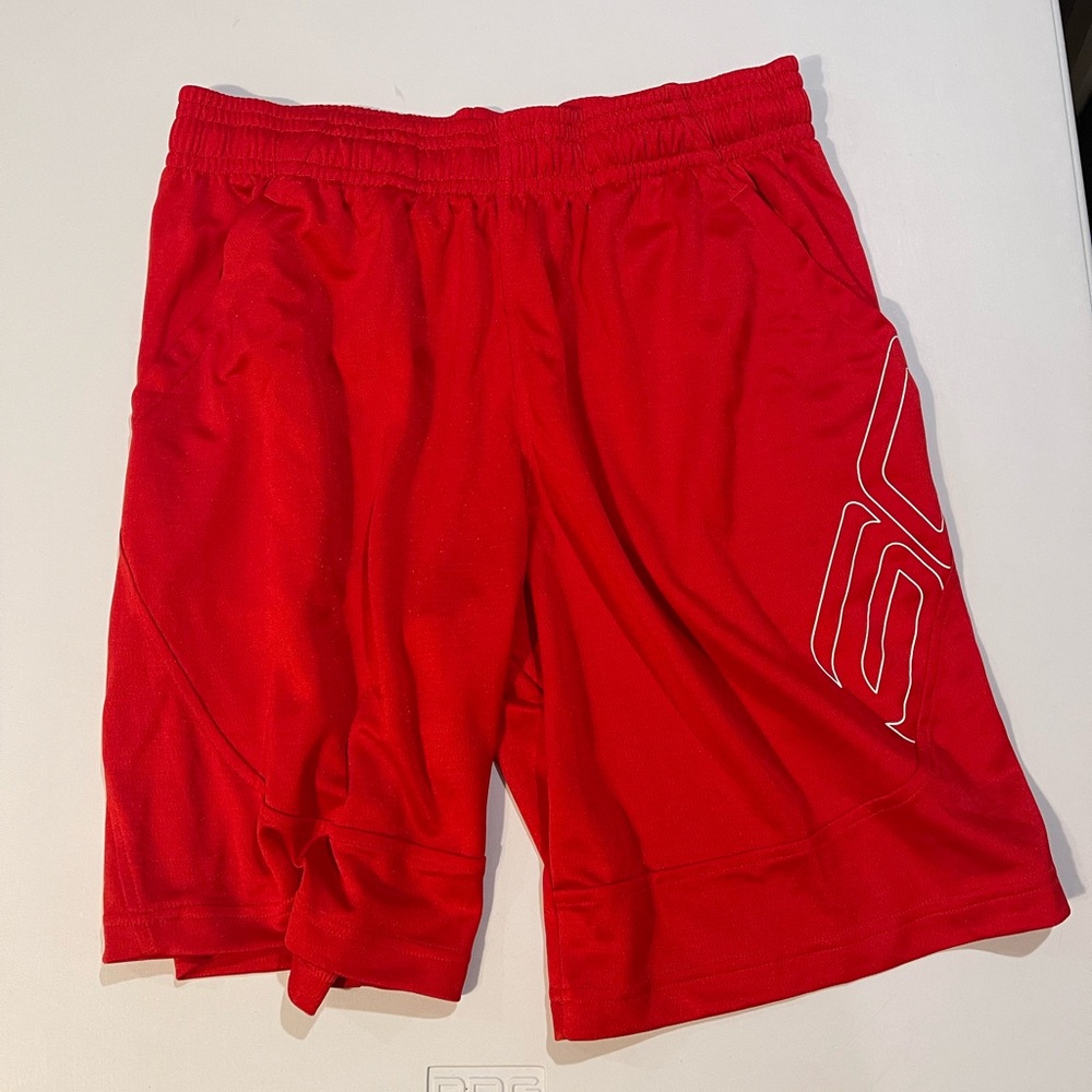 Under Armour Shorts in Red size Large